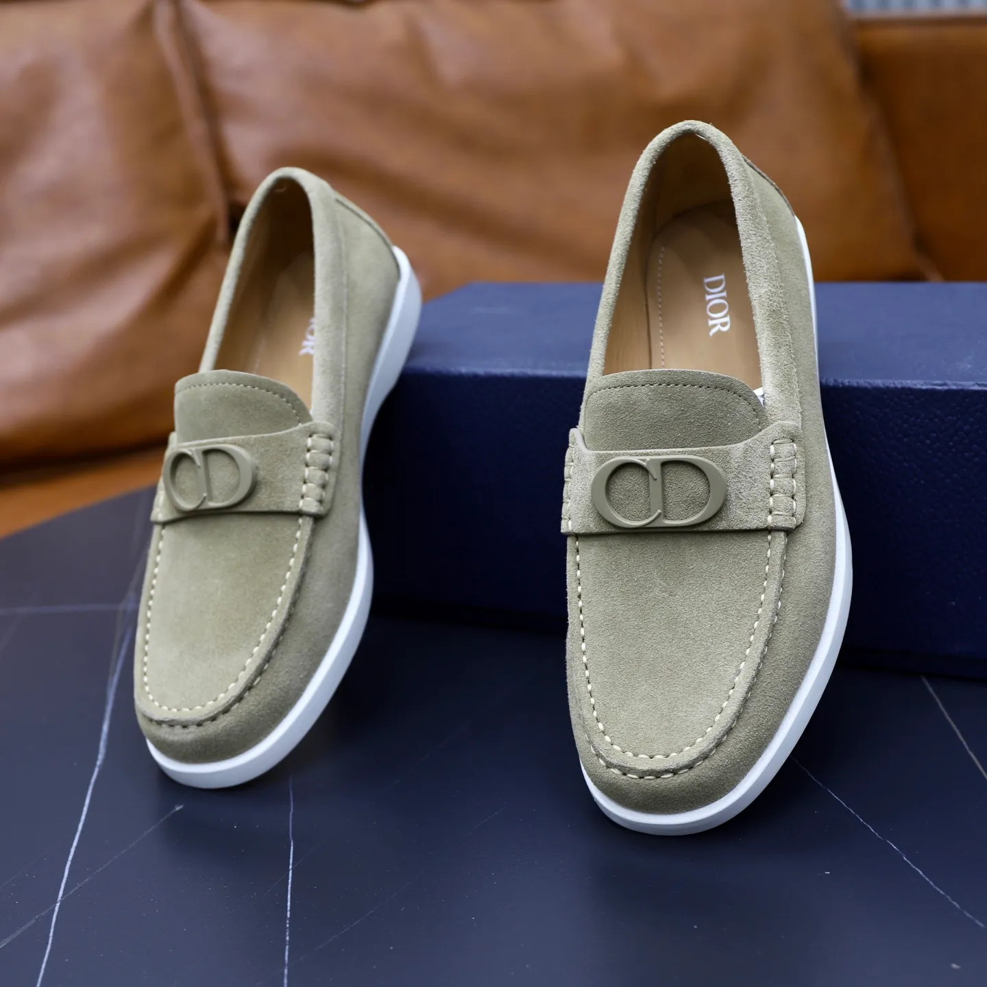 Ex-factory price: 540🙅‍♂️🙅‍♂️🙅‍♂️ Brand: Dior DIOR Standard code: Men's code 38/44 (45 can be customized) Grade: Same as the official website Material: Original cowhide stitching, cowhide lining, original TPU wear-resistant soft outsole Style categories: Leisure and sports version, footwear for driving, young fashion, European and American trends, British style Color: actual picture color